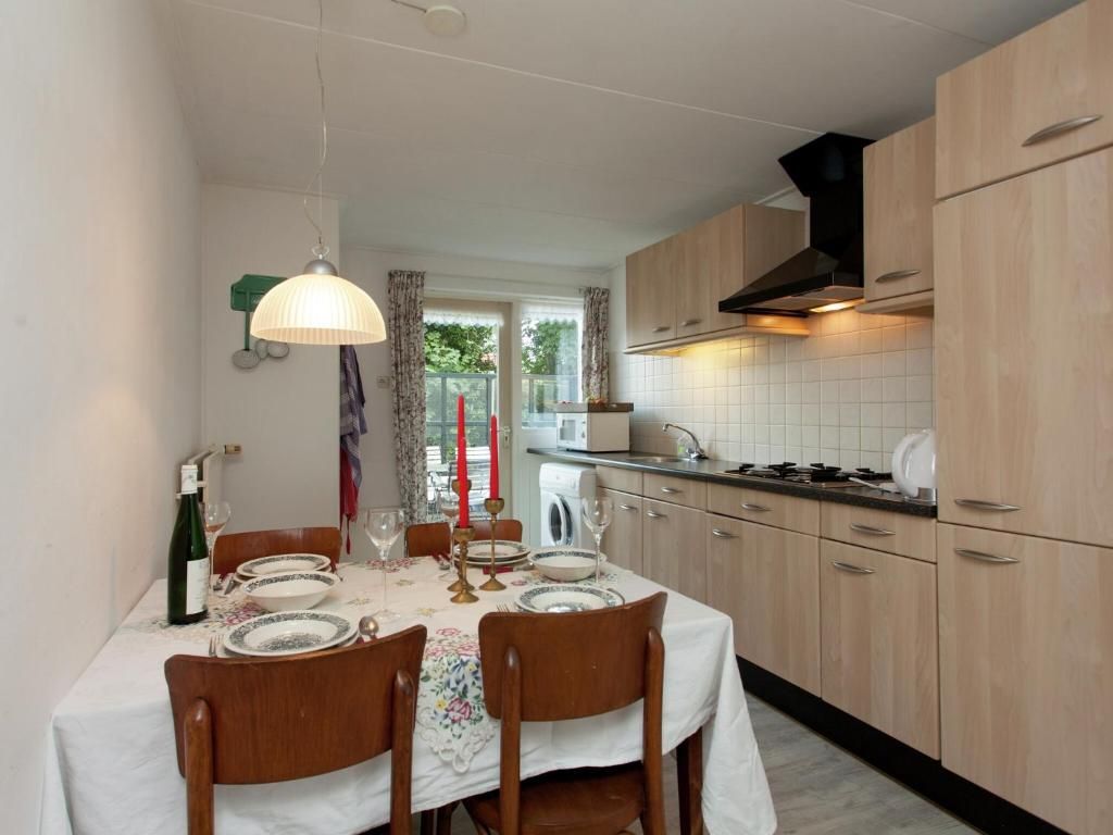 Guest house 040409 - Holiday property Ameland - Fairytale Cottage in Nes Friesland with garden and terrace