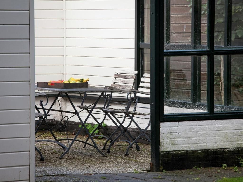 Guest house 040409 - Holiday property Ameland - Fairytale Cottage in Nes Friesland with garden and terrace