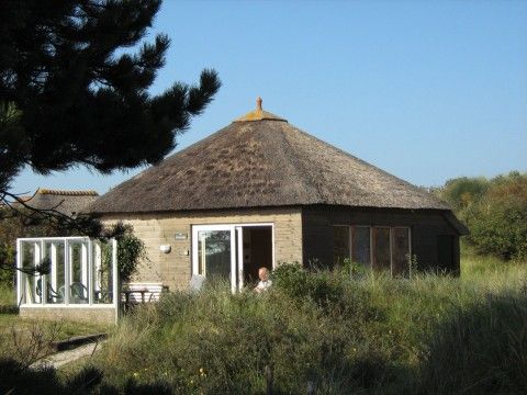 Rietgedekte lodge De Vijfhoek in Nes, Ameland omgeven door natuur en rust.