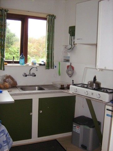 Knusse keuken van vakantiehuis De Vijfhoek in Nes, Ameland met uitzicht op groen.