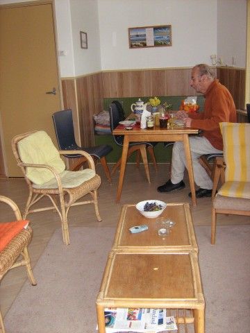 Gezellige binnenruimte van De Vijfhoek in Nes, Ameland met comfortabele zithoek.