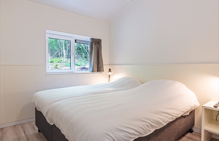 Gemuetliches Schlafzimmer im Ferienhaus in Nes, Ameland, mit Doppelbett.