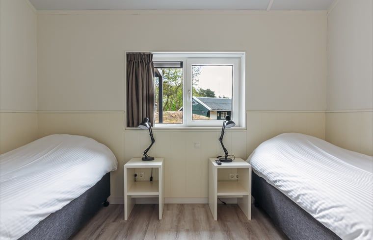 Zweites Schlafzimmer mit Einzelbetten im Ferienhaus in Nes, Ameland.