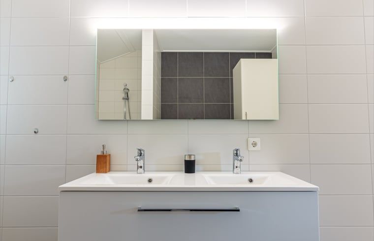 Doppelwaschbecken im modernen Badezimmer eines Ferienhauses in Nes, Ameland.