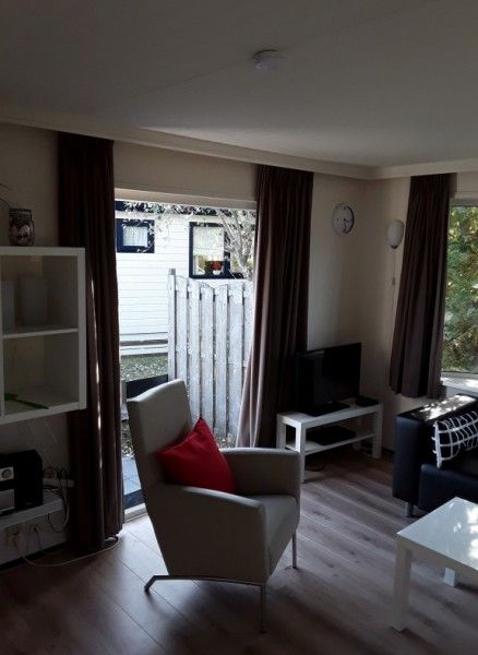 Gemtliches Wohnzimmer des Protter-Chalets in Buren, Ameland, komfortabler Aufenthalt auf den Watteninseln.