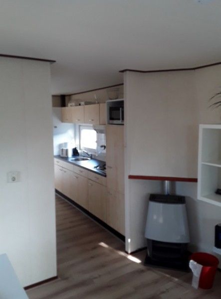 Kche und Essbereich im Protter-Chalet in Buren, Ameland, gerumig und praktisch auf den Watteninseln.