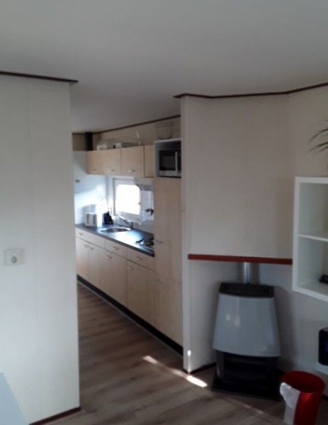 Esstisch im Protter-Chalet in Buren, Ameland, ideal fr Familienessen auf den Watteninseln.