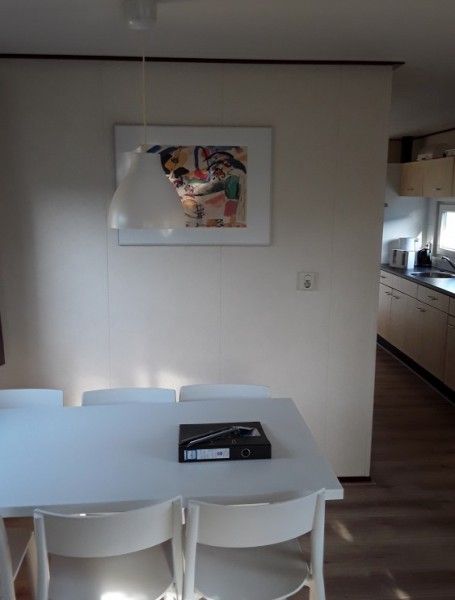 Modern eingerichtetes Wohnzimmer im Ferienhaus Protter in Buren, Ameland, stilvoll auf den Watteninseln.