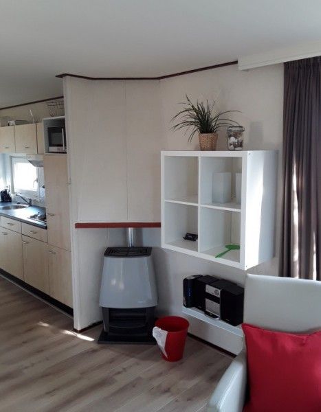 Helles Wohnzimmer des Protter-Chalets in Buren, Ameland, mit Blick auf den Wattengarten.