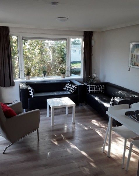 Der Flur im Ferienhaus Protter in Buren, Ameland, fhrt zum gemtlichen Wohnzimmer auf den Watteninseln.