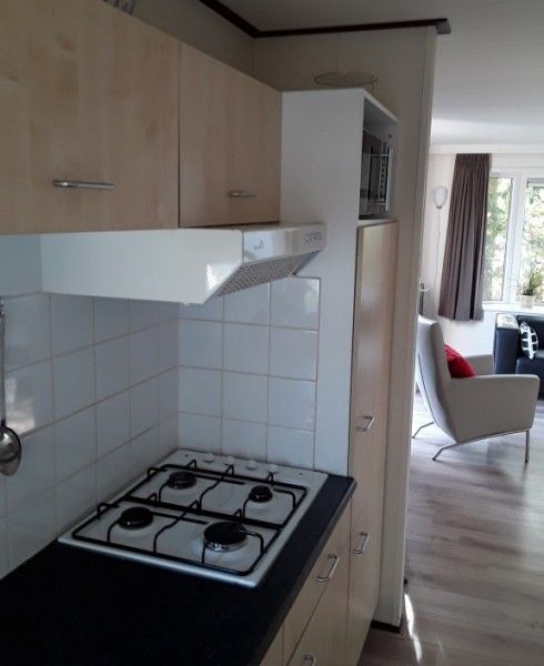 Gemtliche Sitzecke im Protter-Chalet in Buren, Ameland, mit Blick auf den Garten.