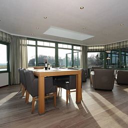 Ruime eetkamer in de 6 pers. luxe villa met serre, De Cocksdorp, Texel, met prachtig uitzicht op de Waddeneilanden.