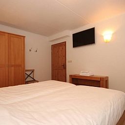 Bedroom with double bed in 6 pers. luxury wheelchair friendly villa, De Cocksdorp, Texel for ultimate comfort.