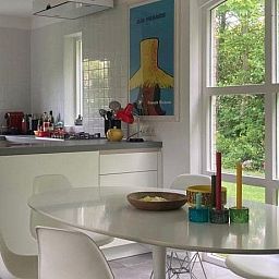 Moderne keuken in Designhuis Volledig Vrij bungalow, De Cocksdorp, Texel, met uitzicht op tuin.