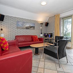 Gemuetliches Wohnzimmer im Ferienhaus Schelpenoord 129, De Cocksdorp, Texel mit bequemer Sitzecke.