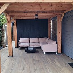 Gezellige veranda van Het Eiland Gevoel, vakantiehuis in De Cocksdorp, Texel. Ontspan in de buitenlucht op het comfortabele terras.