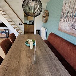 Gezellige eetkamer van Het Eiland Gevoel vakantiehuis in De Cocksdorp, Texel met moderne inrichting en sfeervolle decoratie.