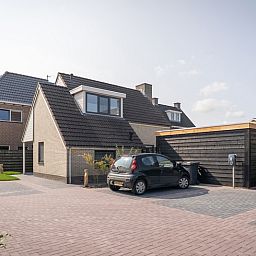 Vorderansicht von Typ B-12 Hodshonstraat, Ferienhaus in De Cocksdorp, Texel, mit eigener Einfahrt und Garage.