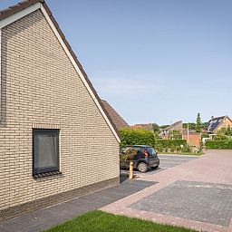 Seitenansicht von Typ B-12 Hodshonstraat, Ferienhaus in De Cocksdorp, Texel, mit Blick auf die ruhige Umgebung.