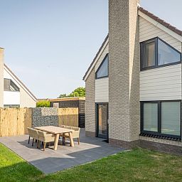 Aussenterrasse von Typ B-12 Hodshonstraat, Ferienhaus in De Cocksdorp, Texel, ideal fuer Mahlzeiten im Freien.