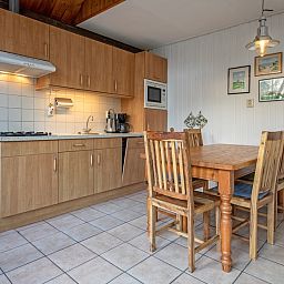 Geraeumige Kueche im Ferienhaus Slufterhoek 114, ideal fuer Familienabende in De Cocksdorp, Texel.