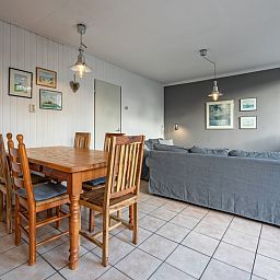 Gemuetliche Ess- und Sitzecke im Ferienhaus Slufterhoek 114, Texel, ideal zum Entspannen.