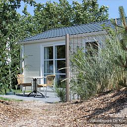 Entspannen Sie sich auf der Terrasse des luxurioesen 2-Personen-Hotelchalets auf Texel, inmitten der Natur von De Cocksdorp.