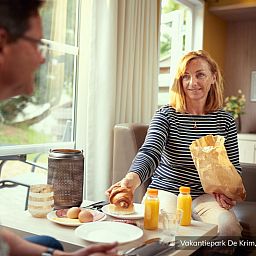 Geniessen Sie ein leckeres Fruehstueck im Luxe 2 persoons Hotelchalet, De Cocksdorp, Texel, mit frischem Orangensaft und Croissants.