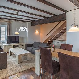 Cozy living room in Type T-3 vacation home, De Cocksdorp, Texel, with comfortable seating area.