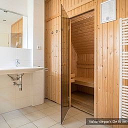 Moderne badkamer met sauna in Familievilla 10 persoons, De Cocksdorp, Texel.