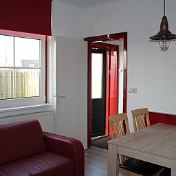 Gemuetliches Wohnzimmer von Onder de vuurtoren 115, De Cocksdorp, Texel mit bequemen Sitzgelegenheiten.