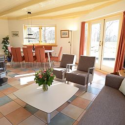 Gezellige woonkamer van Velduil vakantiehuis in De Cocksdorp, Texel met open haard.