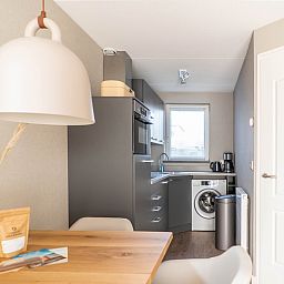 Compact kitchen in Type D Kikkertstraat, De Cocksdorp, Texel, equipped with modern appliances for a comfortable stay.