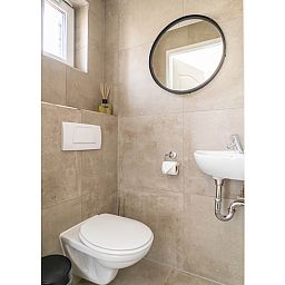 Stylish bathroom in vacation home Type D Kikkertstraat, De Cocksdorp, Texel, with modern amenities and elegant design.