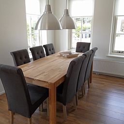 Esszimmer im Typ 7 - 2107 Ferienhaus De Cocksdorp Texel mit stilvollem Holztisch und bequemen Stuehlen.