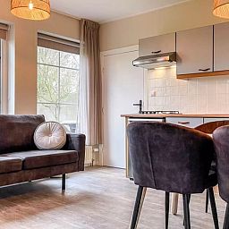 Geraeumige Kueche und Essbereich im Ferienhaus Hogezandskil, De Cocksdorp, Texel, ideal fuer gemuetliche Mahlzeiten.