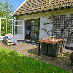 Terrace with garden furniture at Het Wulpenlied vacation home in De Cocksdorp, Texel.