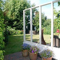 Flowering garden at Het Wulpenlied vacation home in De Cocksdorp, Texel.