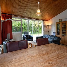 Gemuetliche Essecke im Ferienhaus Slufterduin 128, De Cocksdorp, Texel mit Blick ins Gruene.