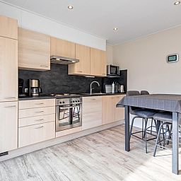 Moderne Kueche im Ferienhaus Slufterhoek 102, De Cocksdorp, Texel mit Essecke und allen notwendigen Annehmlichkeiten fuer einen komfortablen Aufenthalt.