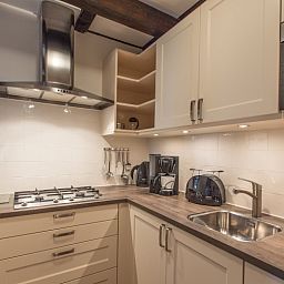 Moderne keuken in Type T-4 vakantiehuis, De Cocksdorp, Texel met inbouwapparatuur.