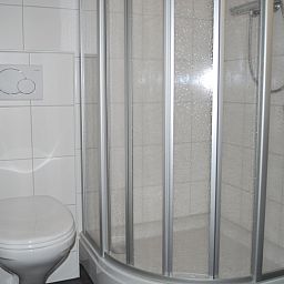 Badkamer met douche en toilet in Type T-4 vakantiehuis, De Cocksdorp, Texel.