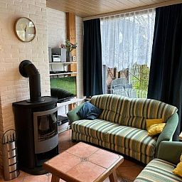 Helle Sitzecke im Ferienhaus Slufterhoek 128, De Cocksdorp Texel, mit Blick auf den Garten.