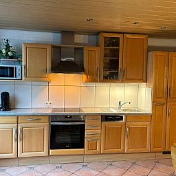 Die moderne Kueche des Ferienhauses Slufterhoek 128 in De Cocksdorp Texel ist komplett zum Kochen ausgestattet.