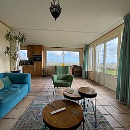 Gemuetliches Wohnzimmer im Vuurtorenweg 58 C Ferienhaus De Cocksdorp Texel mit Blick auf die Natur.