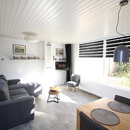 Geraeumiges, modern eingerichtetes Wohnzimmer im Bungalow Tamarisk 164 - Bartje, De Cocksdorp, Texel.