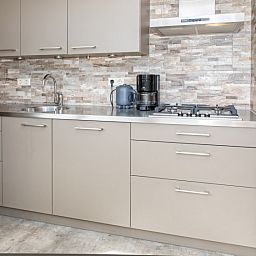 Vollstaendig ausgestattete Kueche im Bungalow Tamarisk 164 - Bartje, De Cocksdorp, Texel mit modernen Geraeten.