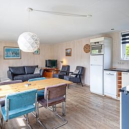 Gemuetliches Wohnzimmer von Bungalow Tamarisk 206 in De Cocksdorp, Texel mit moderner Kueche und Essbereich.