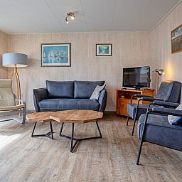 Gemuetliche Sitzecke im Bungalow Tamarisk 206, De Cocksdorp, Texel mit grossem Sofa und Sesseln.