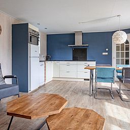 Stilvolle offene Kueche im Bungalow Tamarisk 206, De Cocksdorp, Texel mit Essbereich und viel Licht.